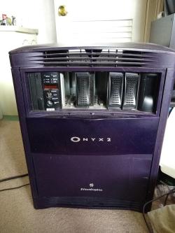 An early model Onyx2 with the old SGI logo and skin
